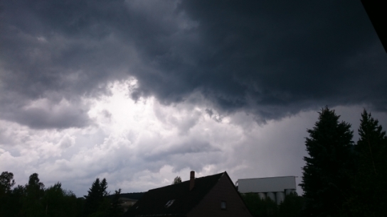Dunkle Wolken über Hammerunterwiesenthal 20180510