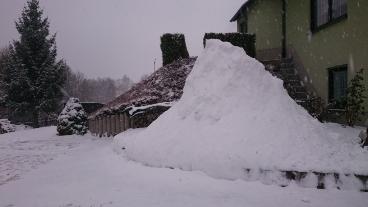 Schneeräumhaufen mittags 20181119